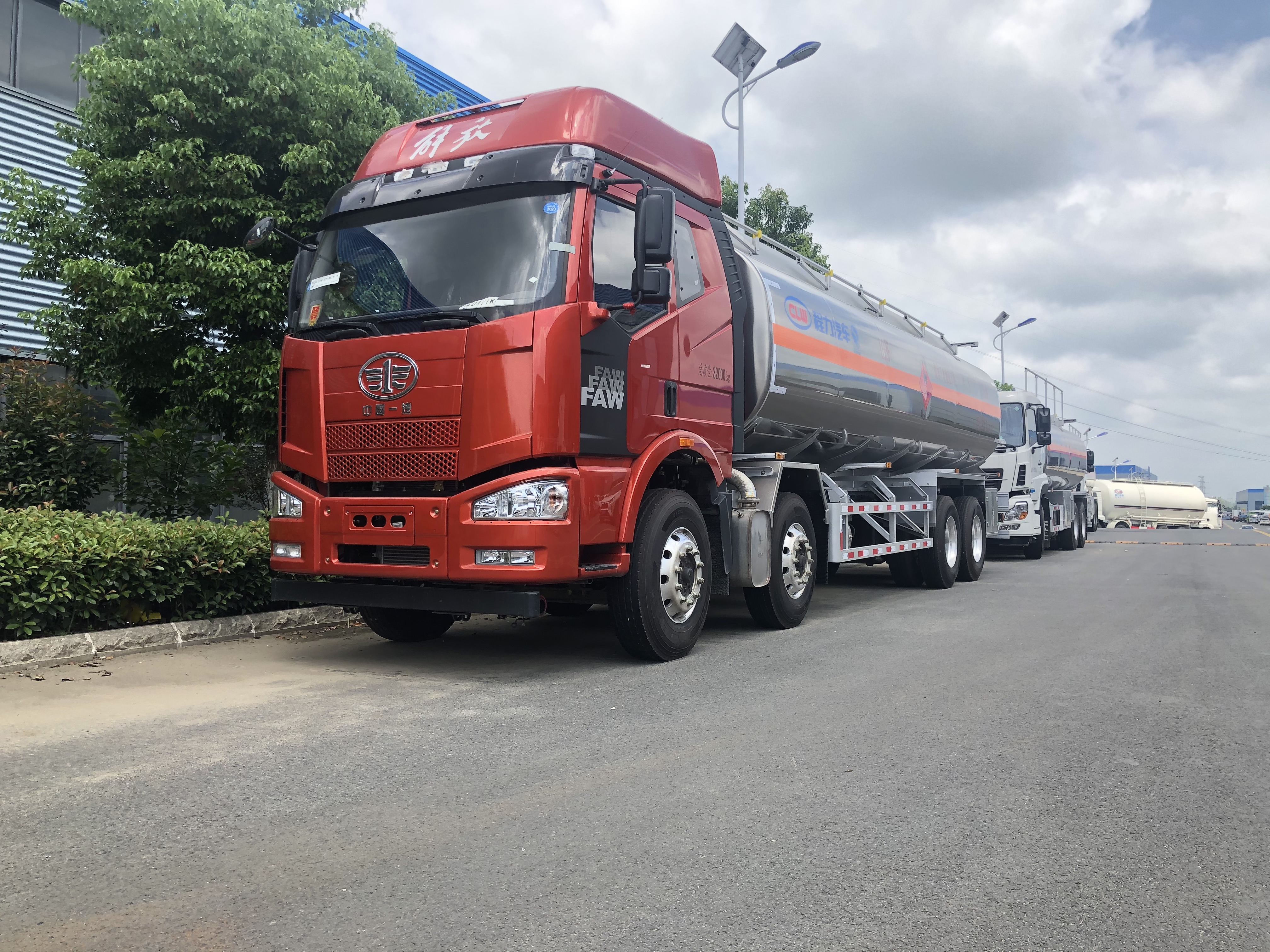 解放前四后八30立方鋁合金運(yùn)油車(chē)